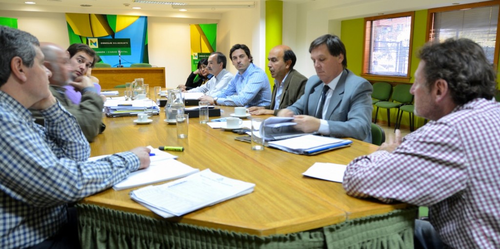 Concejales y Funcionarios en la reunión por el ente Regulador