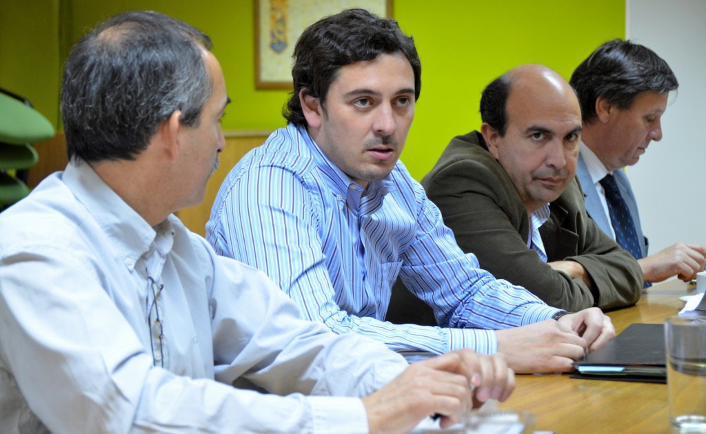 Gastón Contardi encabezó la reunión con funcionarios municipales y concejales