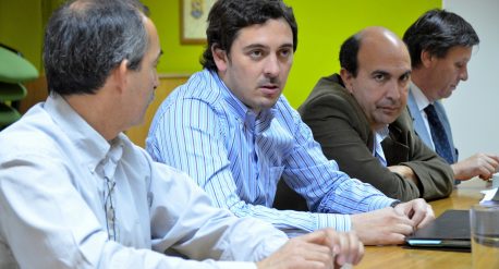 Gastón Contardi encabezó la reunión con funcionarios municipales y concejales