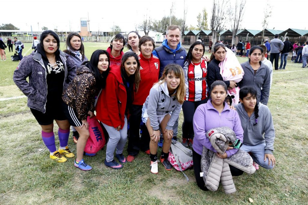 el-titular-del-deliberante-neuino-junto-al-equipo-deportivo-cristal-1