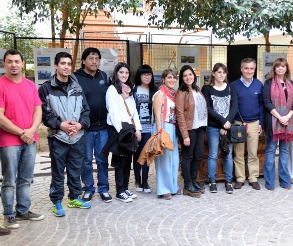 Concejales junto a algunos estudiantes becados en 2015 por el CD