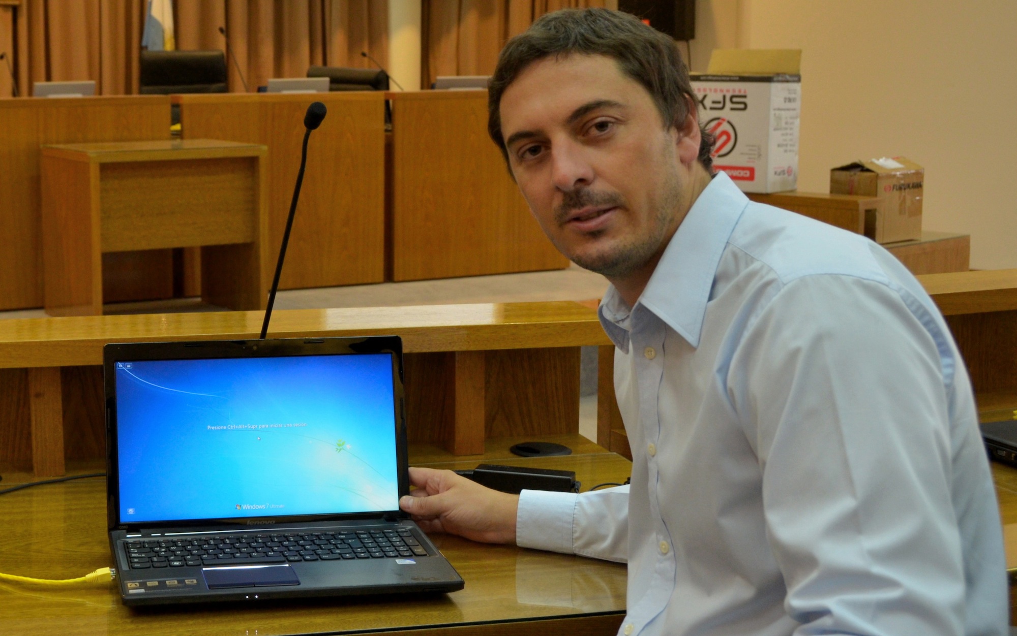 Gastón Contardi verifica el equipamiento tecnológico incorporado al recinto de Sesiones